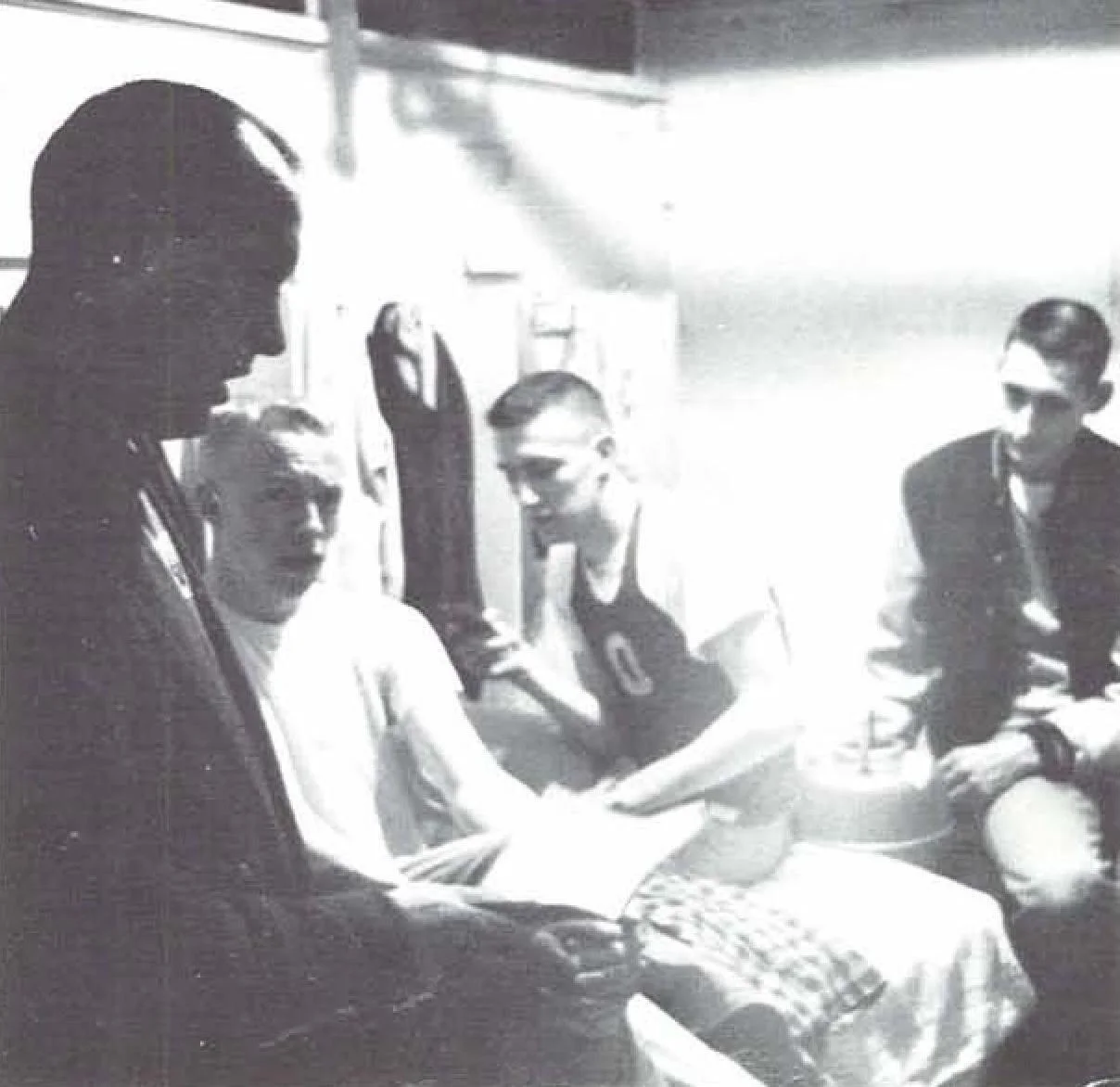 Phil Knight与Bill Bowerman（1958年）。Cortez此后在流行文化中的形象，早已与创始人的初衷无关。 · 图像文件署名：University of Oregon；Public domain；网页缩放，原始文件保留。