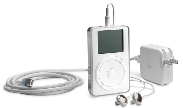 iPod、线缆与电源适配器的同期档案组合图 · © Apple / All About Steve Jobs；未单列摄影者，版权保留