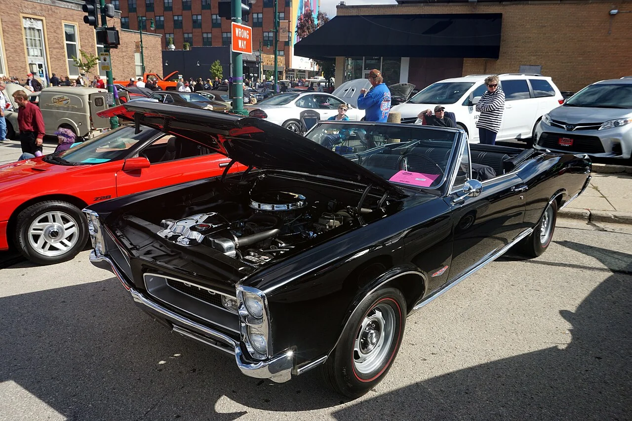1966 年 GTO 于 2022 年经典车展（Michael Barera 摄）——1966 年 GTO 独立成车系，造型语言更激进