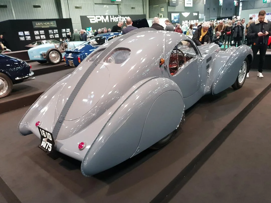 1936 年 Type 57S Atlantic(底盘 57473),1955 年火车事故后由残骸重建的车——其'原件性'至今存在争议