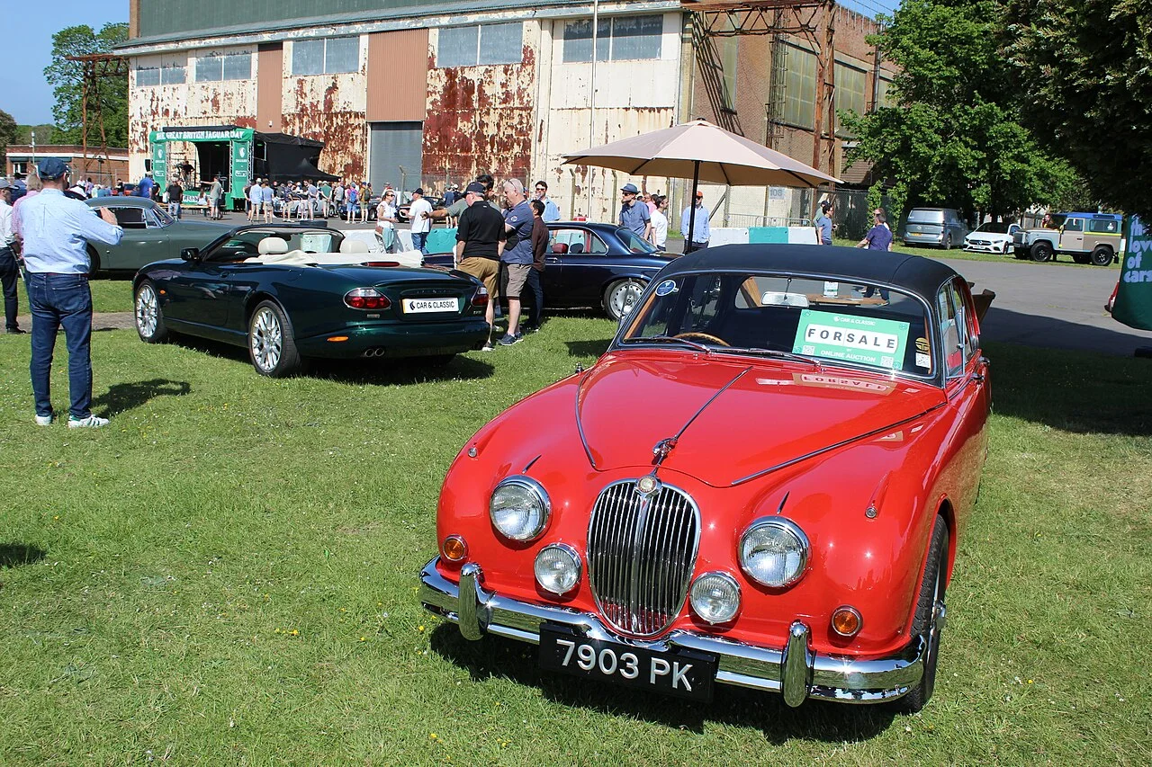 Mk2 与现代捷豹 XJR 同场（Mac Edmunds 摄）——1960 年代英国文化的符号之一