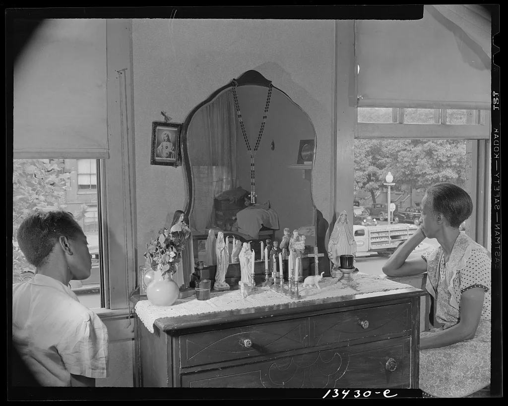 Gordon Parks 摄,公有领域(FSA/OWI)——Watson 在联邦办公区工作,华盛顿,1942 年