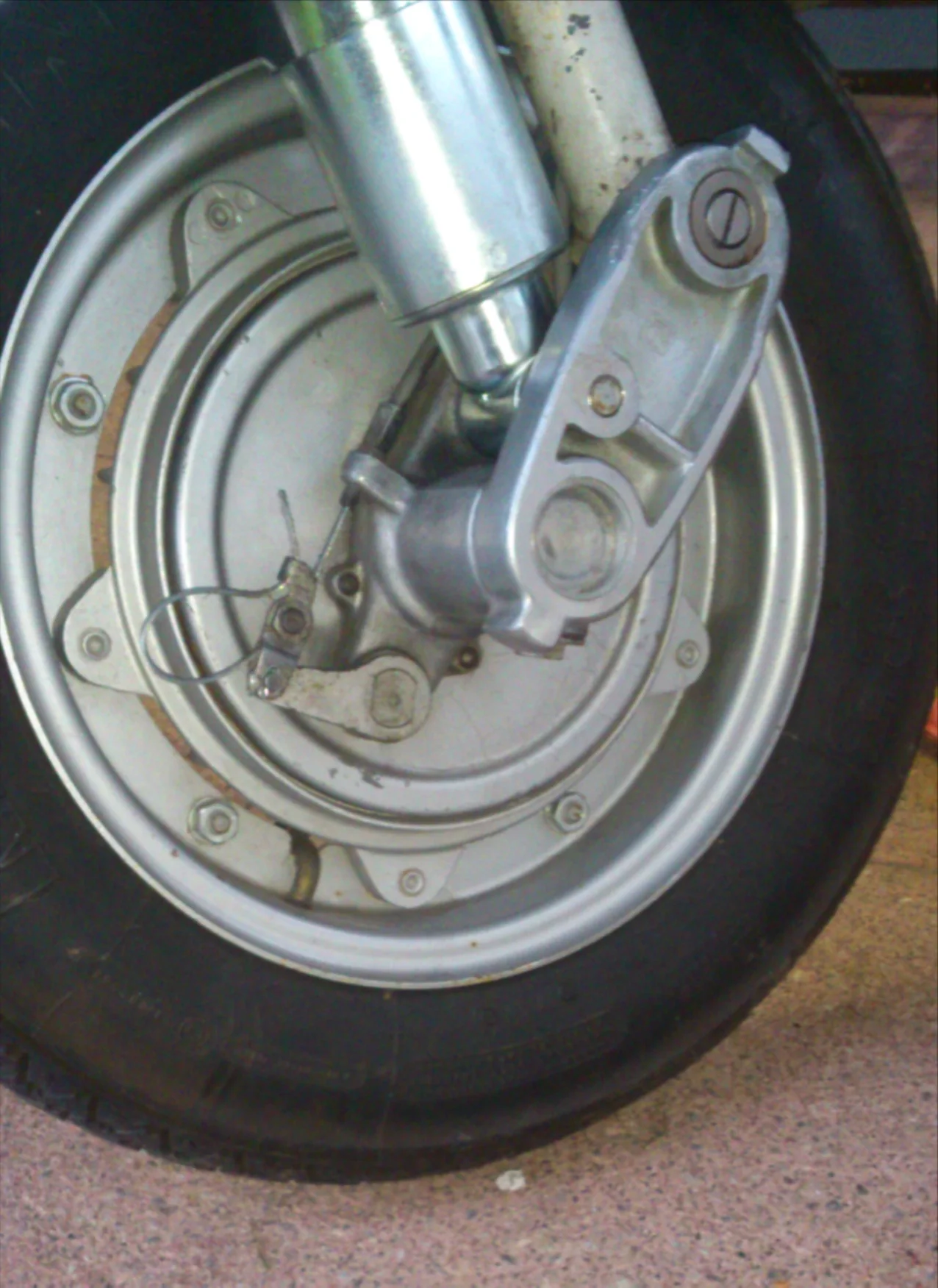 Vespa GS 160 的前轮摇臂特写，单侧悬挂与轮毂固定方式 · 图像文件署名：Werntec；CC BY-SA 4.0；网页缩放，原始文件保留。