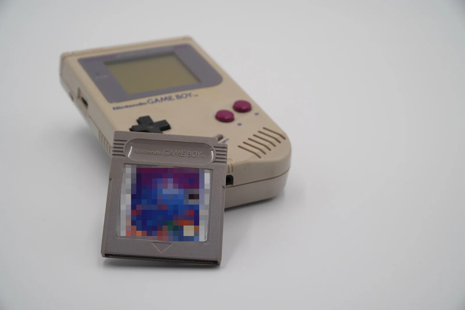 Game Boy 与 Tetris 卡带。Sammlung der Medien und Wissenschaft 摄，CC BY 4.0，经 Wikimedia Commons。