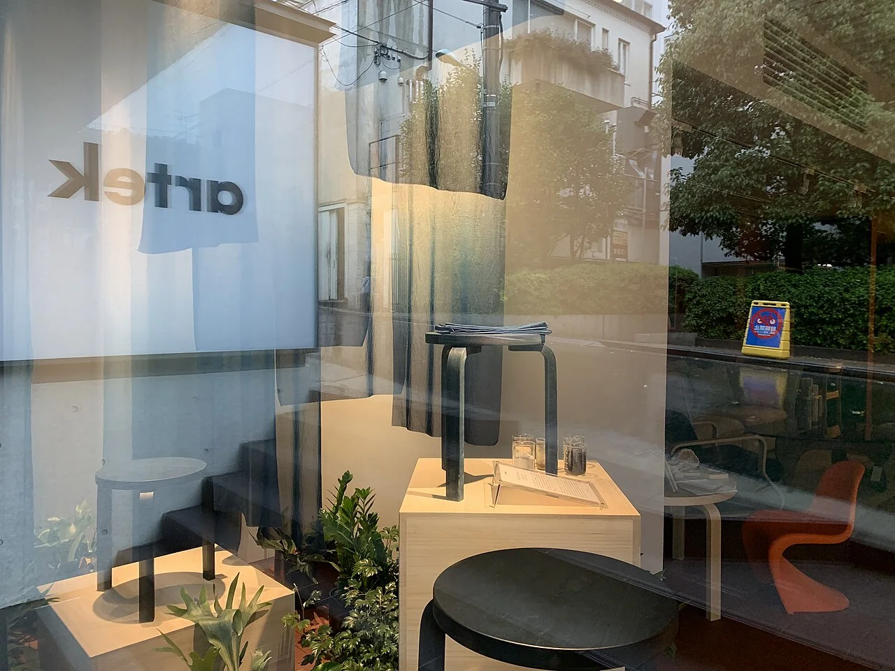 Artek 门店橱窗内的 60 号凳阵列 · 摄影 chinnian（CC BY-SA 2.0）
