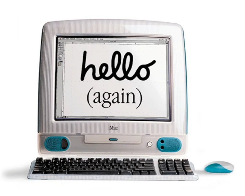 1998 年初代正面官方产品图：屏幕、光驱、键盘与鼠标的整体关系。 © Apple · All About Steve Jobs 产品图片档案。
