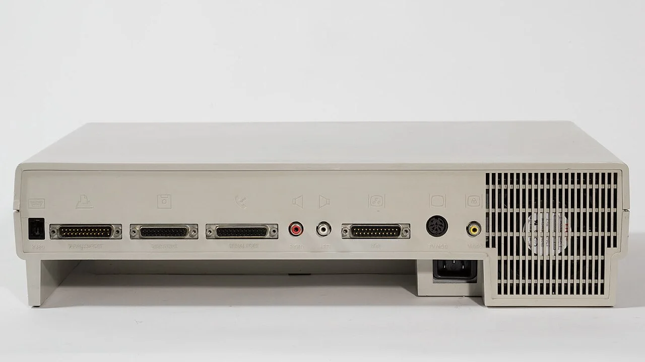 Amiga 1000 背面接口,可见复合视频、RGB 与扩展端口。图:Kaiiv / Wikimedia Commons,CC BY-SA 3.0 DE。