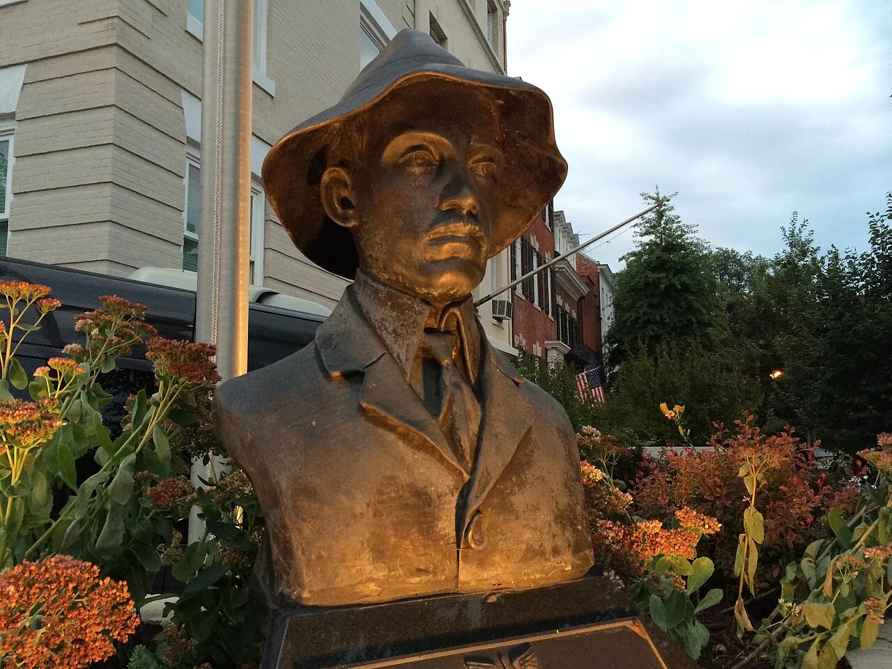 Santos-Dumont 与腕表（当代纪念场景摄影，Lorenzo Tlacaelel，CC BY 2.0）· 注意：非 1906 年历史照片