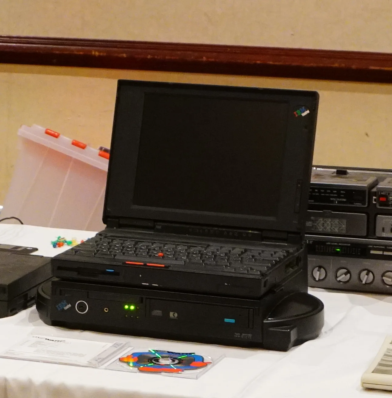 ThinkPad 755 与扩展底座:黑色方盒插入更大的黑盒。Patrick Finnegan 摄(Wikimedia Commons),CC BY 2.0。