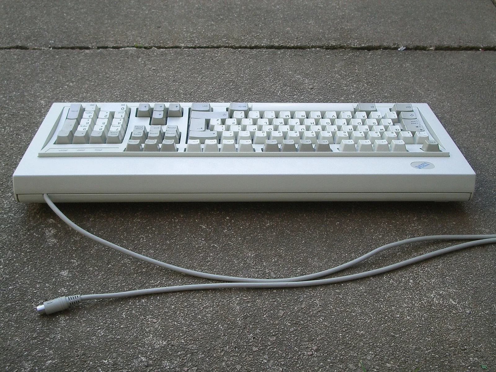 Model M 1391406 背部细节，公有领域 · 图像文件署名：Daniel beardsmore；Public domain；网页缩放，原始文件保留。