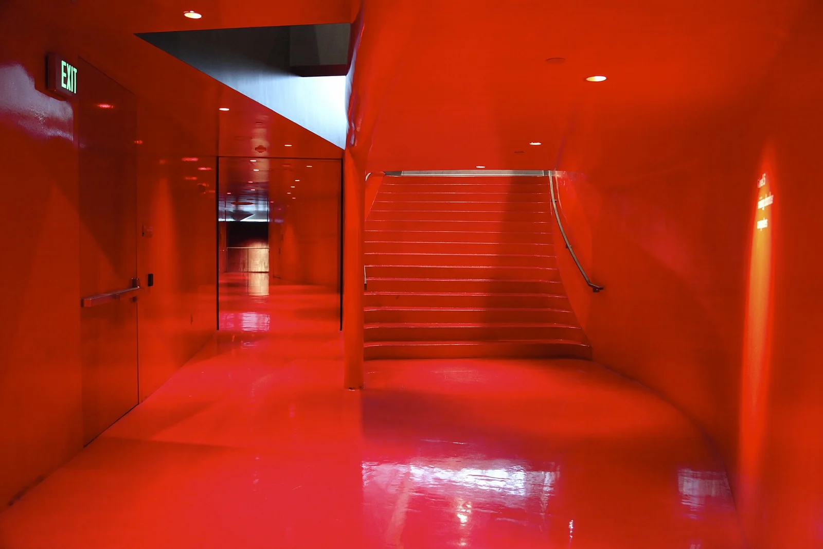 第四层"红层"的会议室（2009年）：13种深浅不一的红覆盖墙面、地面与天花 · 图像文件署名：Dave Nakayama；CC BY 2.0；网页缩放，原始文件保留。