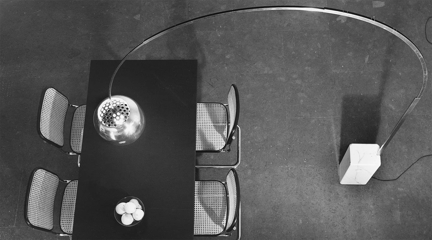 Arco 历史餐桌俯视图 · Flos 官方档案;整组图片鸣谢 Fondazione Achille Castiglioni、Studio Casali、Piero Fasanotto、Ramak Fazel、Gionata Xerra,单图未明确对应
