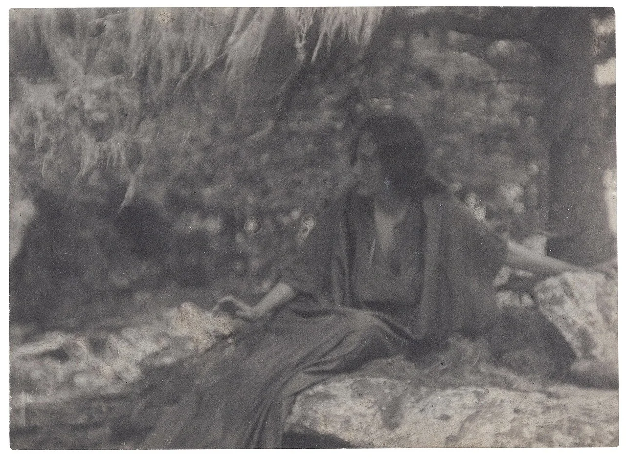 Anne Brigman 摄，公有领域——《未题》，约 1910