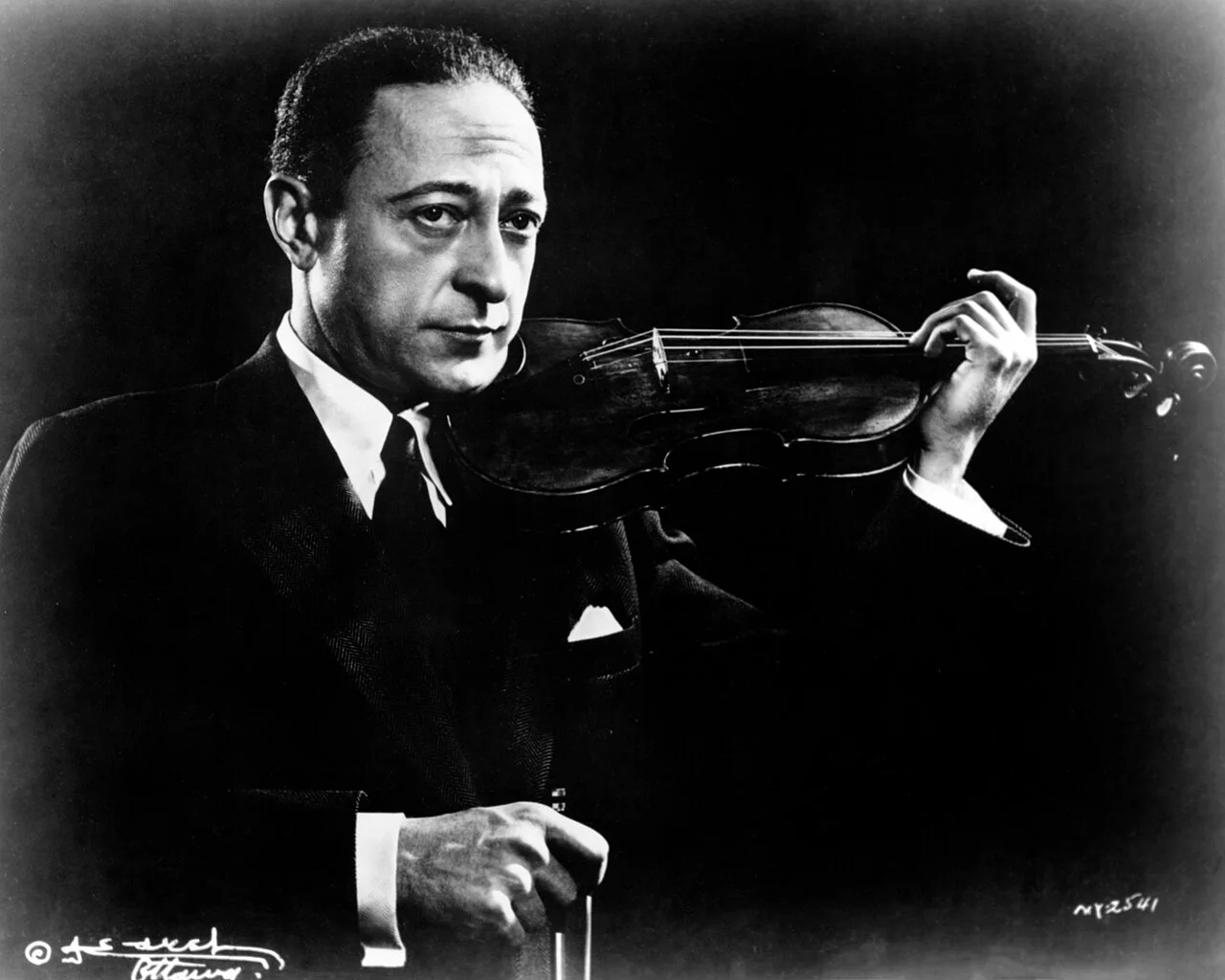 Yousuf Karsh 摄，公有领域——Portrait of Jascha Heifetz, 1941（注意：此为卡什同系列另一印版，展示其印相差异）