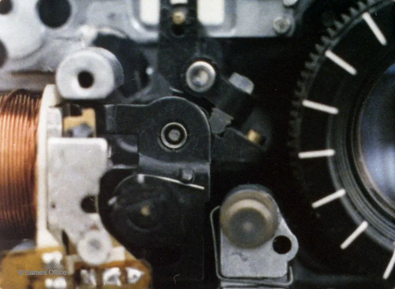 Eames 档案中的 SX-70 影像：镜头与机械结构近景。 © Eames Office · Eames Foundation 档案。