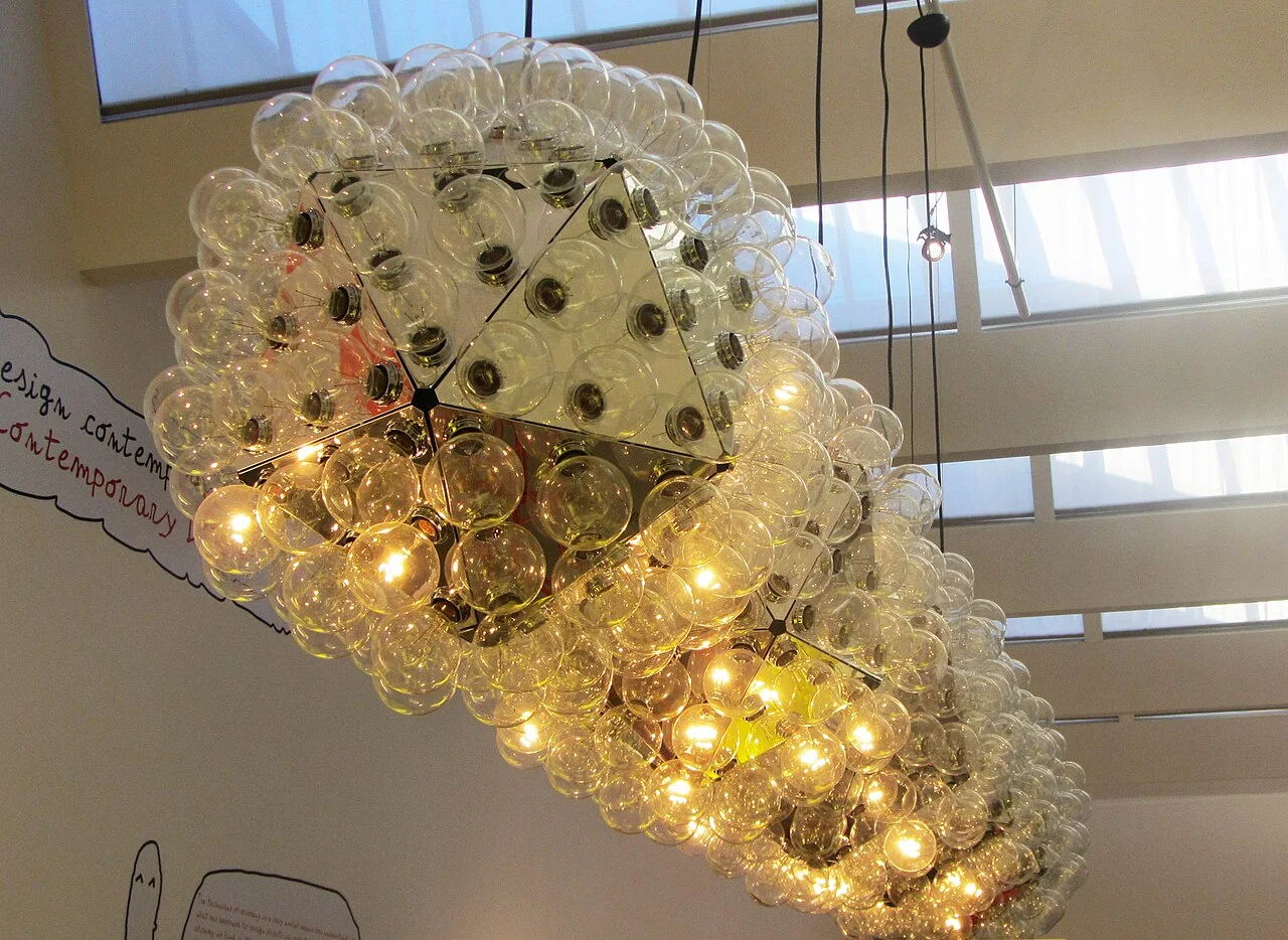 米兰 Triennale 设计博物馆展出的 Taraxacum（1988 年款）· Andrea Pavanello 摄 · CC BY-SA 3.0 IT
