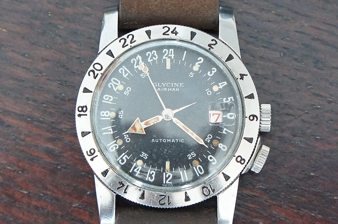 古董 Glycine Airman · 盘面与表圈均为 24 小时刻度，表圈带锁定杆