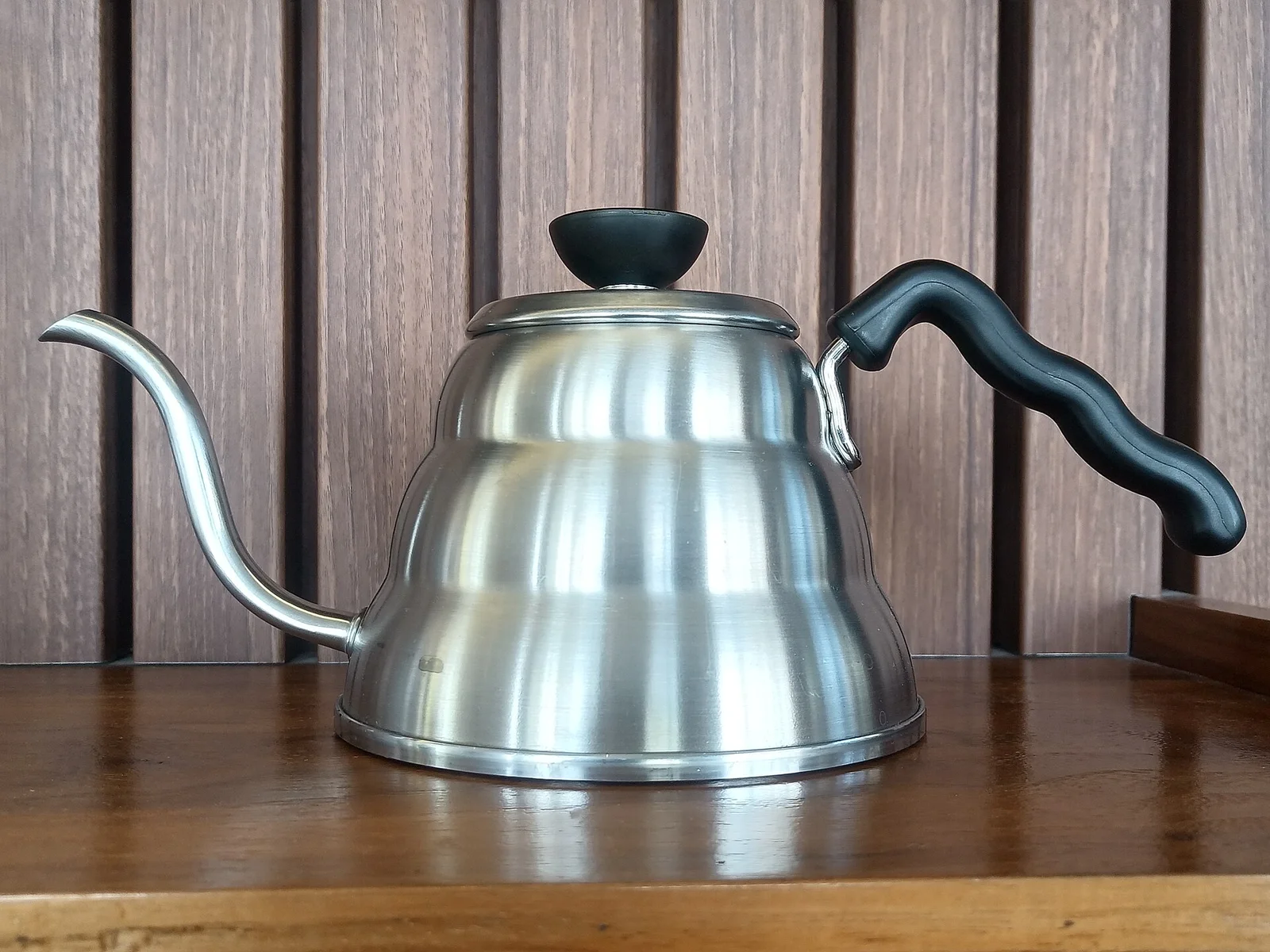 Hario Buono V60 细口手冲壶：控制水流的配套设计。 · 图像文件署名：Fumikas Sagisavas；CC0；网页缩放，原始文件保留。