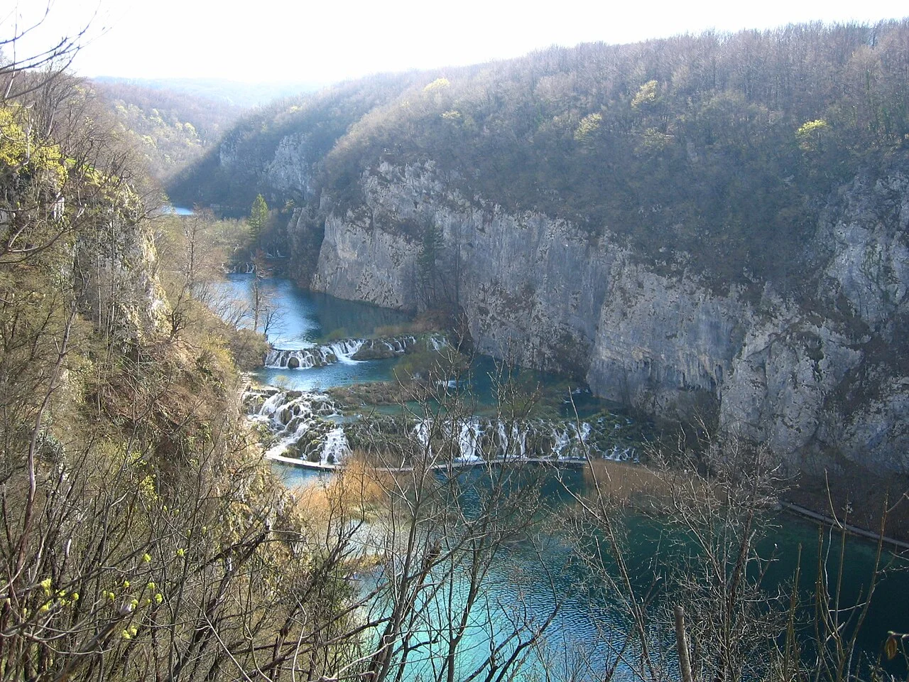 下湖峡谷实景，水面由岩壁与植被围合。 摄影：Minestrone；Public domain。