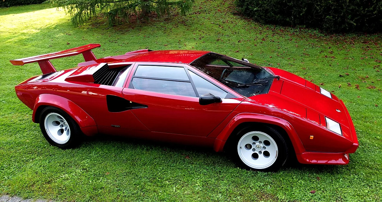 1983 年制造的 Countach LP500 S（注意：为 1982–1985 年的 LP500 S，非初代 LP400），卢森堡 Mondorf-les-Bains 卉容展