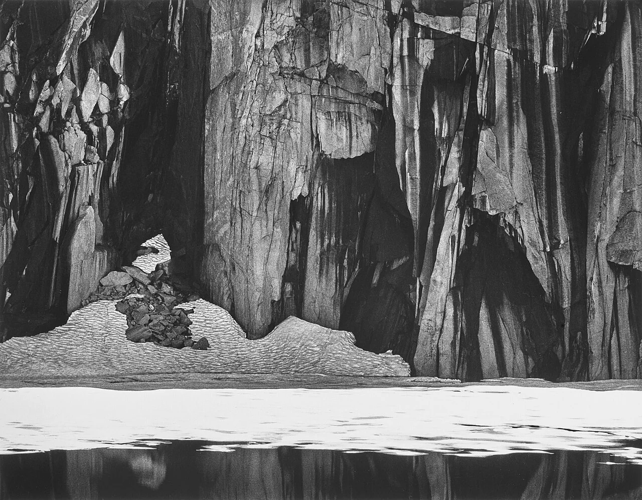 Ansel Adams 摄,公有领域——Frozen Lake and Cliffs, Sierra Nevada, California(注意:此为亚当斯早期抽象风景实验,非《月出》)