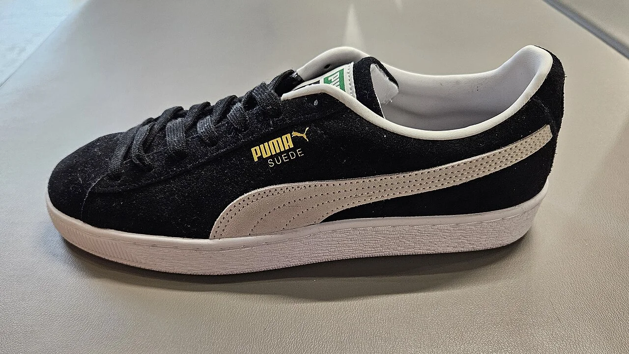 Puma Suede 麂皮鞋款实物。 · 图像文件署名：LeDroider；CC0；网页缩放，原始文件保留。