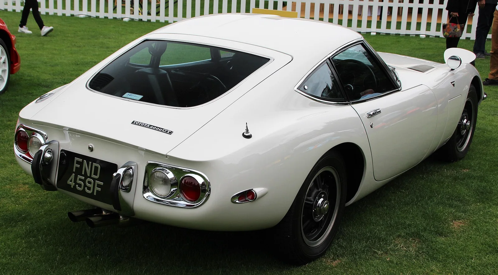 1968 年 2000GT 的车尾：极简保险杠、收拢的 fastback 尾部与纵向尾灯 · 图像文件署名：MrWalkr；CC BY-SA 4.0；网页缩放，原始文件保留。