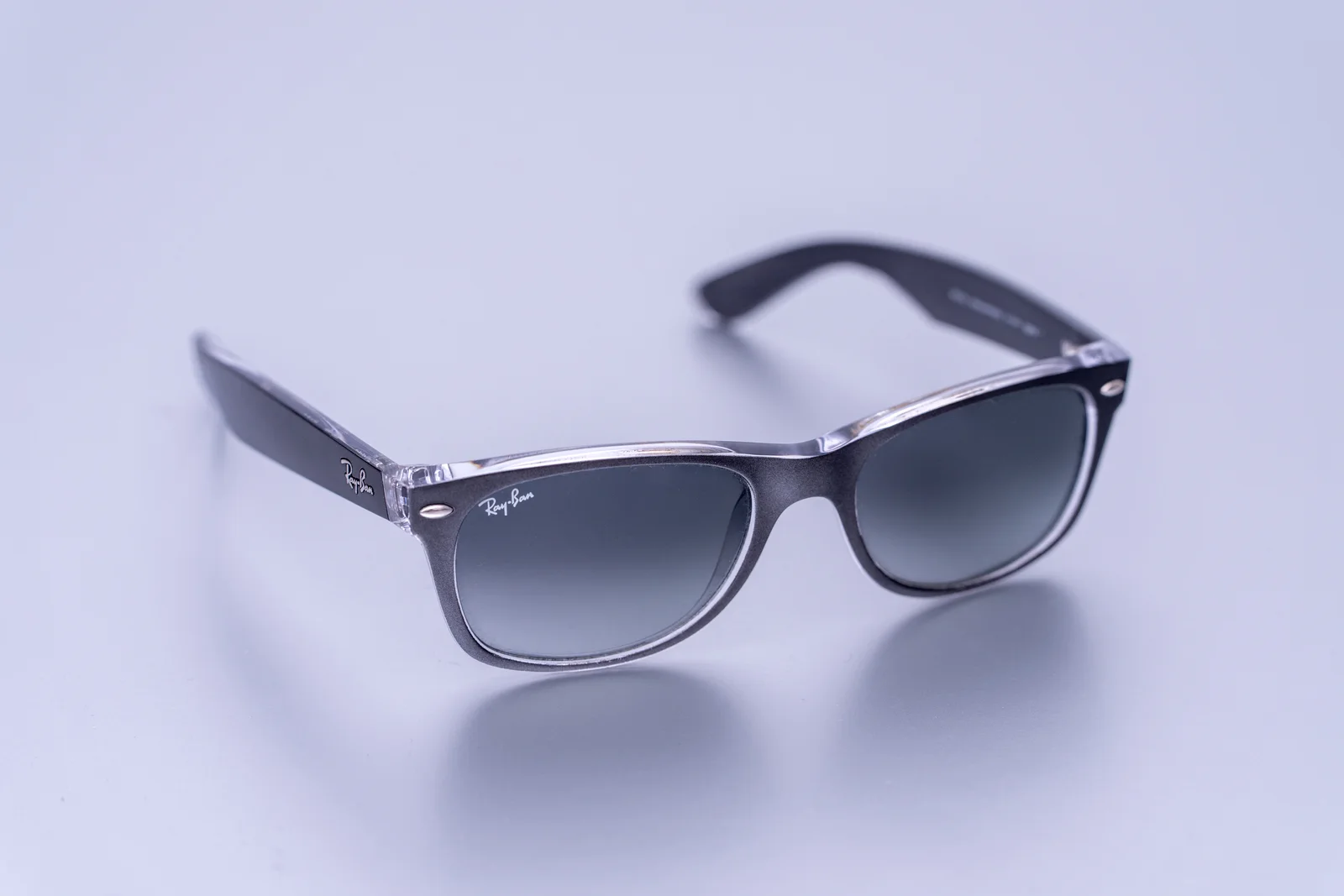 New Wayfarer（RB2132系）。2001年的改款把镜框改小、改轻、改为注塑塑料，试图挽回落魄的型号。 · 图像文件署名：DYVER；CC BY-SA 4.0；网页缩放，原始文件保留。