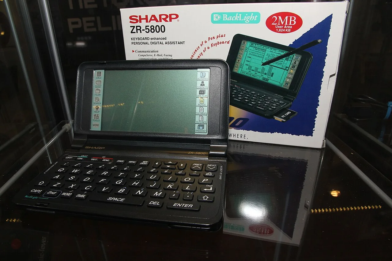 同为 Wizard 后续血统的 Sharp ZR-5800 Zaurus（芬兰计算机博物馆藏）。 MKFI / Wikimedia Commons（公有领域，原图为 Zaurus，非 OZ-7000 本机）。