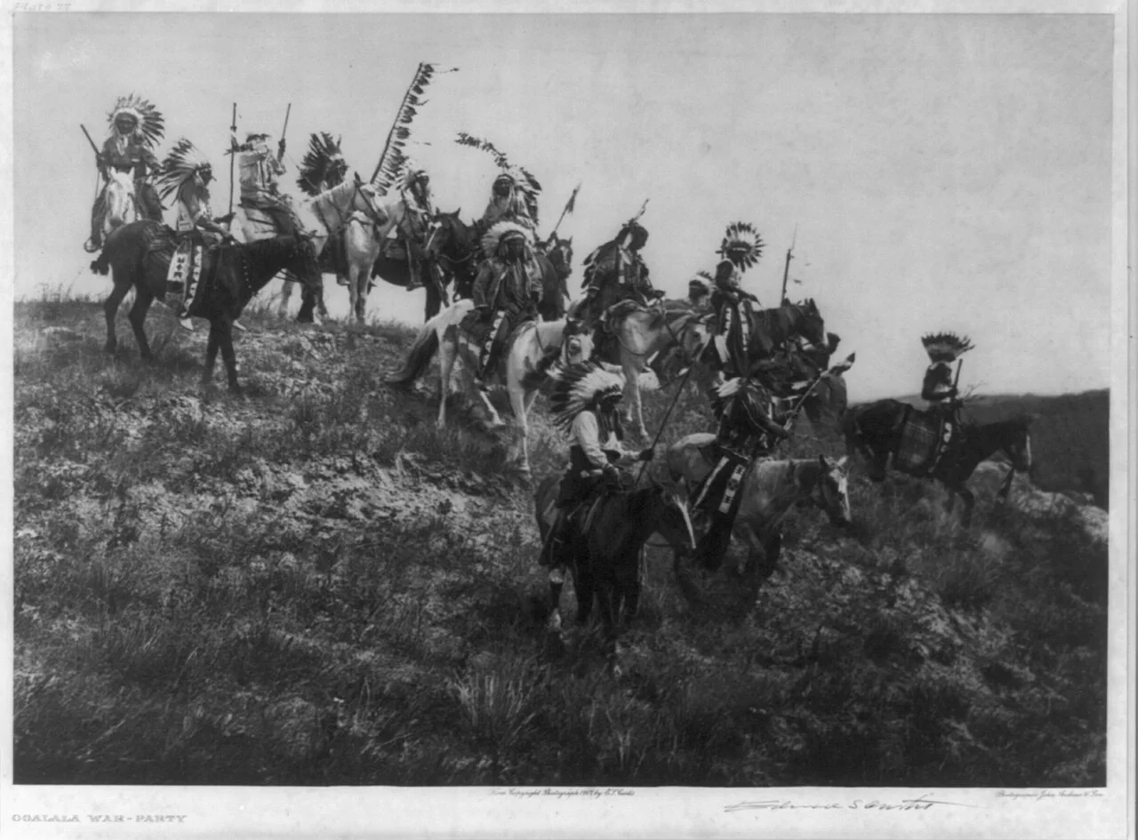 Edward S. Curtis 摄，公有领域——《奥格拉拉战队》，约 1905–1907