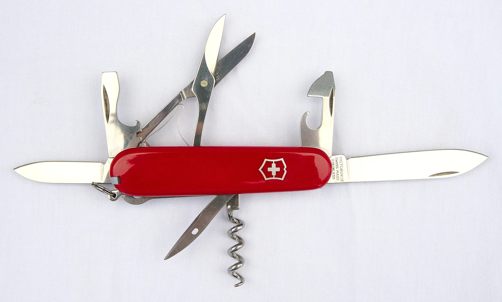 Victorinox Climber 型号：红色握柄与盾徽十字 · 图像文件署名：Andrew Toskin；CC BY-SA 2.0；网页缩放，原始文件保留。