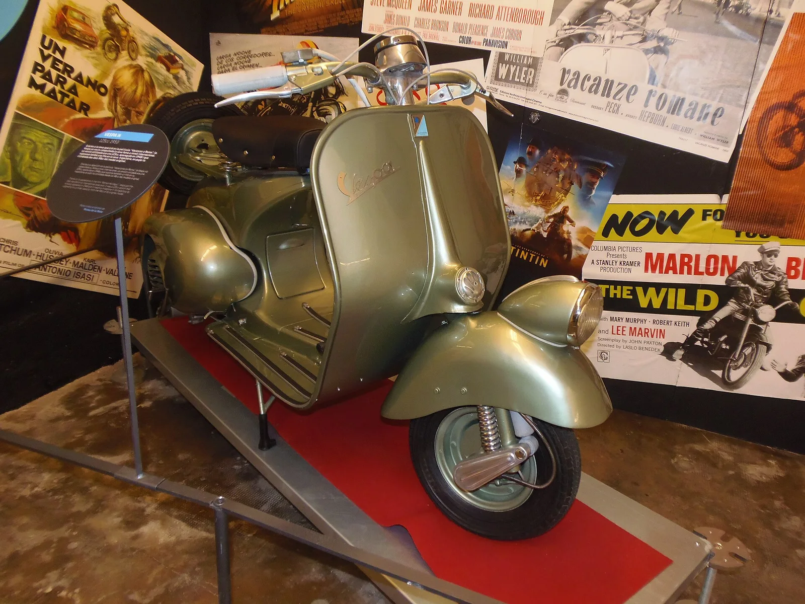 1953 年 Vespa N 125cc，前悬挂与护板细节 · 图像文件署名：Peprovira；CC BY-SA 4.0；网页缩放，原始文件保留。
