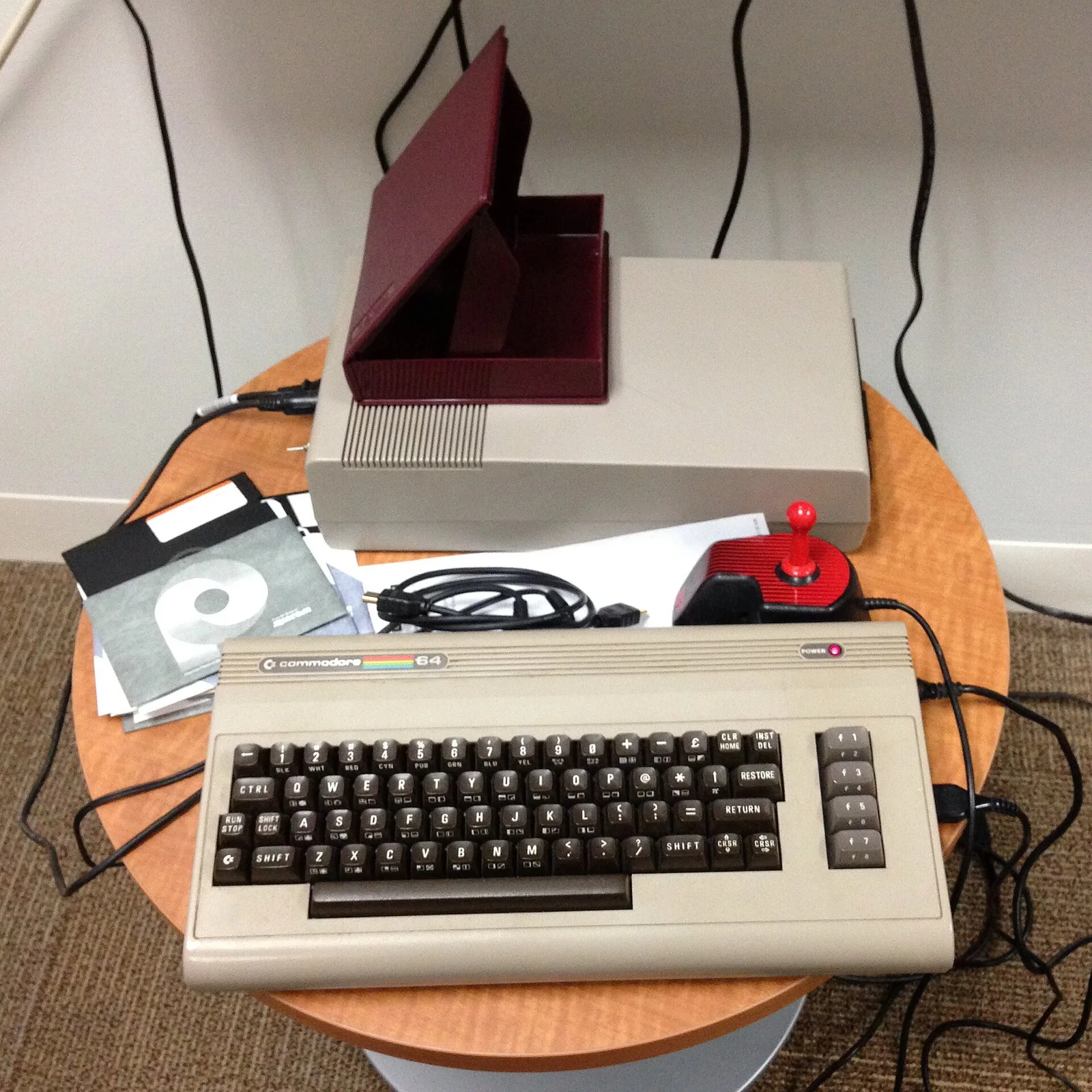 C64 与 1541 软驱、操纵杆的典型组合。Francis Storr 摄（Wikimedia Commons），CC BY-SA 2.0。 · 图像文件署名：Francis Storr from Portland Oregon, USA；CC BY-SA 2.0；网页缩放，原始文件保留。