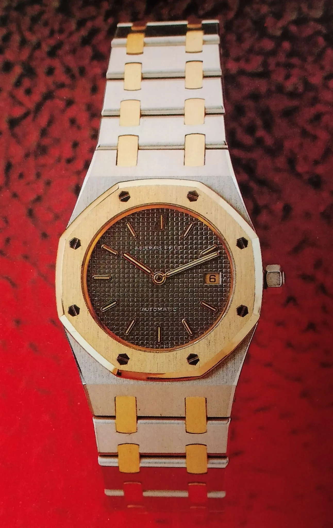 1980年代末的金钽双色皇家橡树，链带渐缩与截面变化清晰可见。 · 图像文件署名：Clyde94；CC BY-SA 4.0；网页缩放，原始文件保留。
