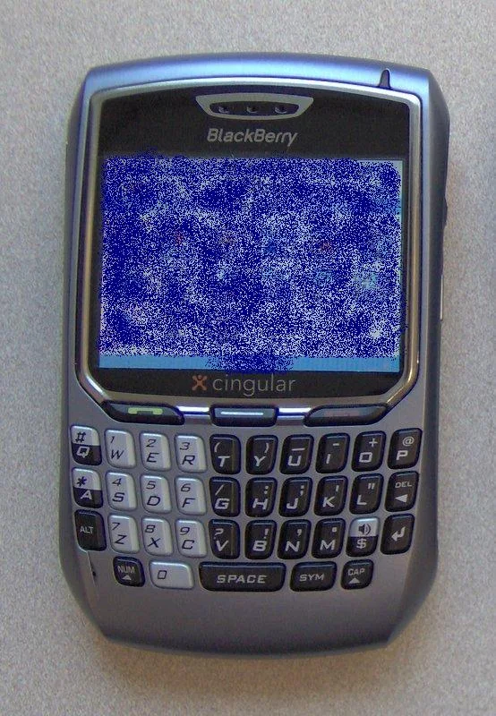 BlackBerry 8700c（2004年）——替身图：此为 850 之后五年的型号，机身右侧仍保留滚轮导航，用于展示 850 开创的滚轮交互传统的延续，非 850 本机。图：Wikipedia 用户 sfoskett / Wikimedia Commons，CC BY-SA 3.0。