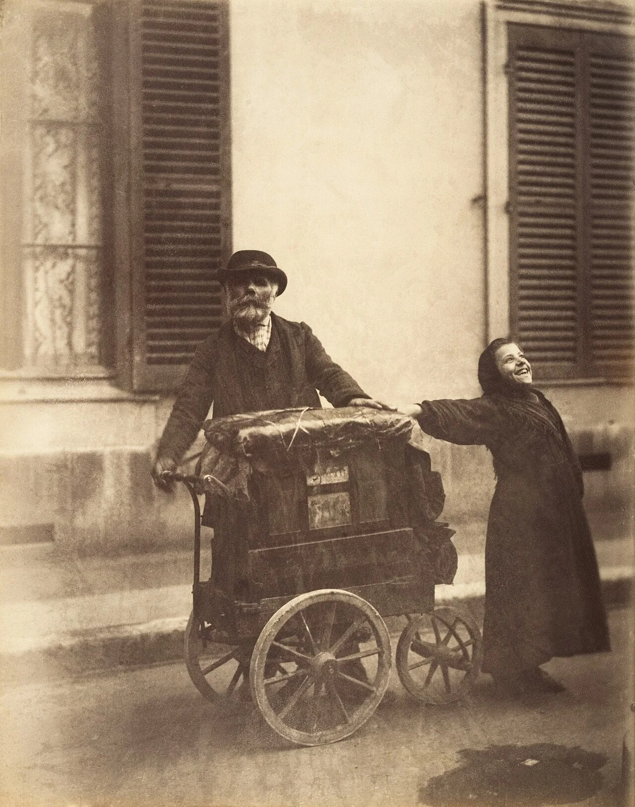 Eugène Atget 摄，公有领域——《手摇风琴师》，1898–1899（Commons 版）