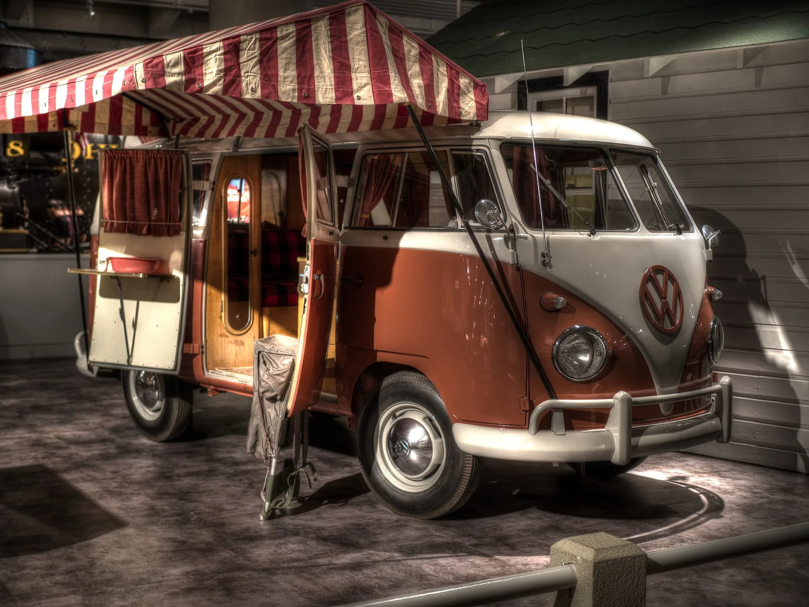 1959 年 Westfalia 露营车,弹出式车顶与整体厨卫的移动之家 · 图像文件署名:Alvintrusty;CC BY-SA 4.0;网页缩放,原始文件保留。