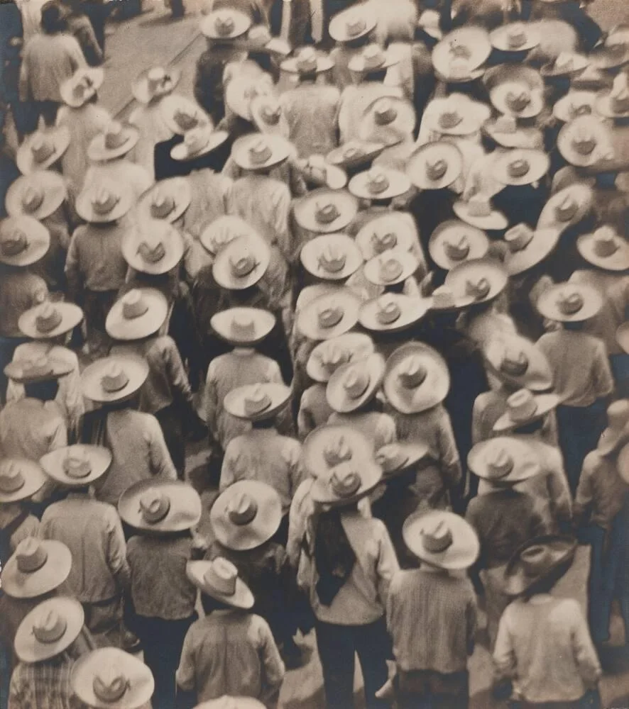 Tina Modotti 摄，公有领域——《工人游行》，约 1926–1928