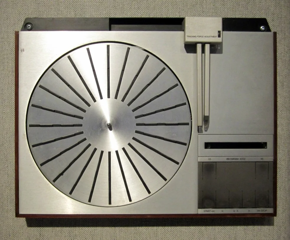 Jacob Jensen 设计的 Beogram 4000（1972）。Heidi De Vries 摄，CC BY 2.0，经 Wikimedia Commons。