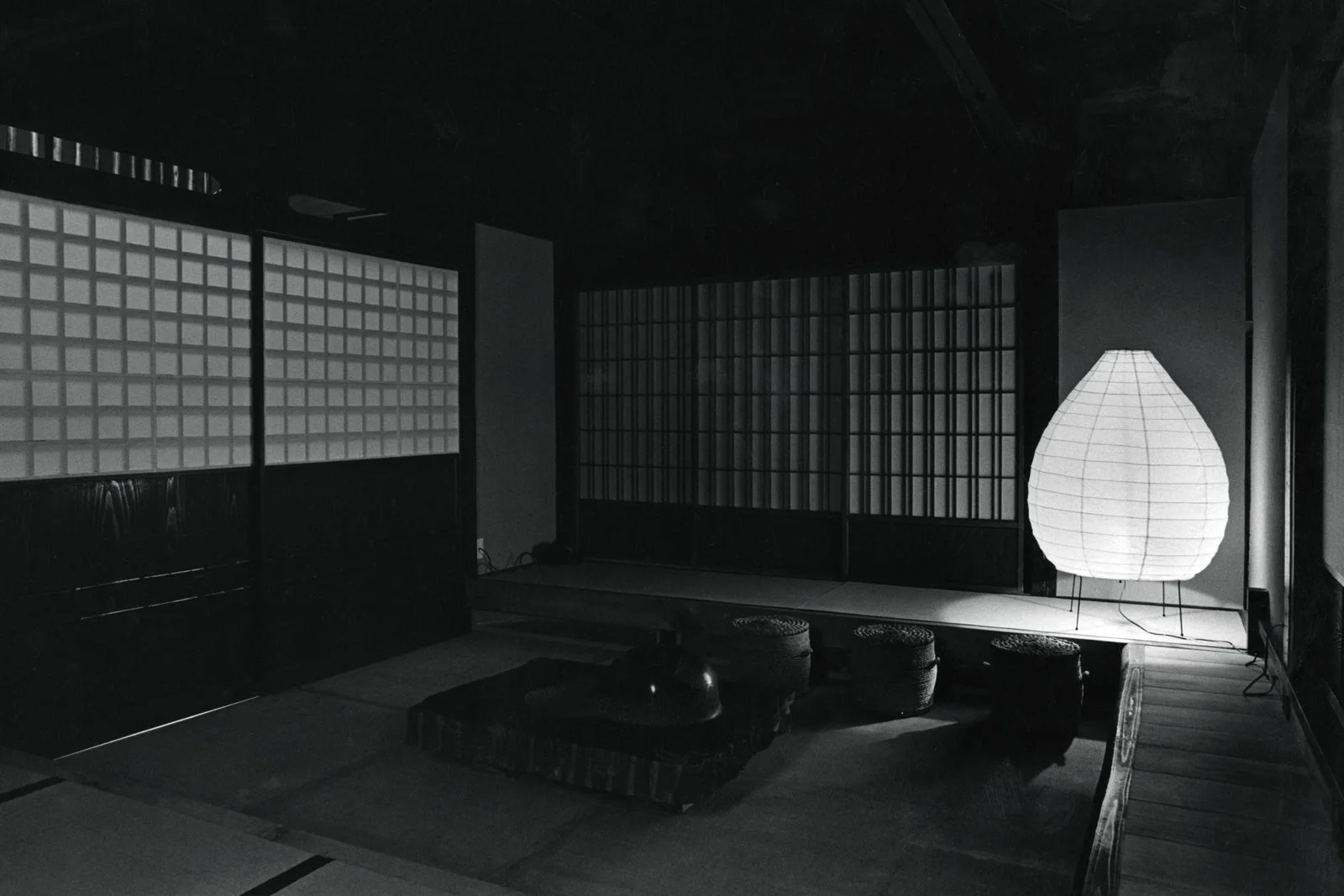 野口勇在日本牟礼的居所 · 摄影 Michio Noguchi · 馆藏 06163 · ©INFGM / ARS