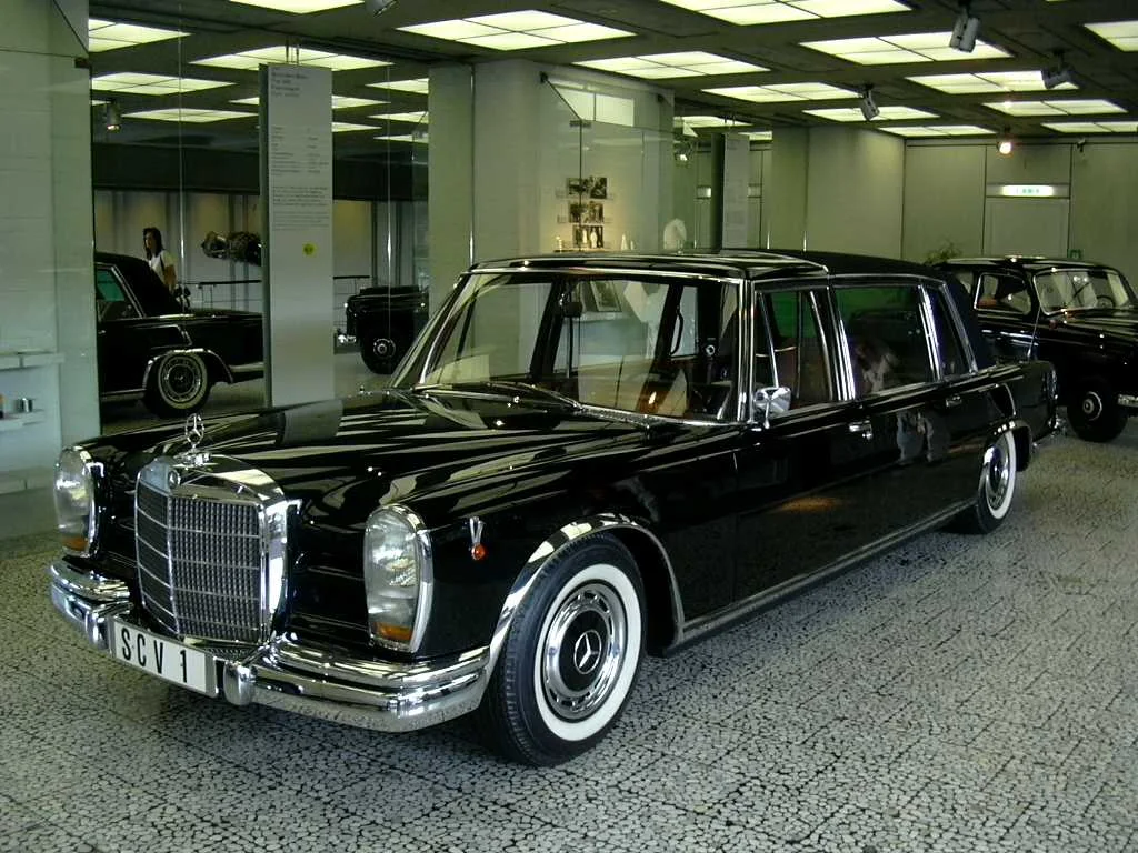 四门 Landaulet:后舱顶篷可向后卷收,是 59 台检阅车中最少见的形制之一 · 图像文件署名：Mortinson；CC BY-SA 3.0；网页缩放，原始文件保留。