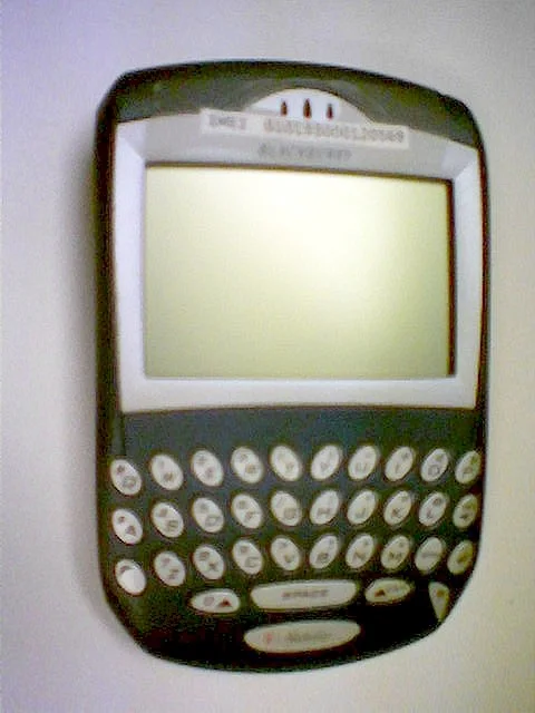 BlackBerry Quark 6230（2003年）——替身图：此为 850 之后四年的彩屏手机后代，用于展示 BlackBerry 延续下来的 QWERTY 小键盘与滚轮形态，非 850 本机。图：KeithTyler（英文维基百科原上传者）／ Wikimedia Commons，公有领域。
