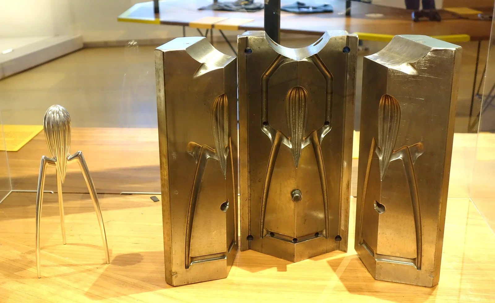 Alessi 制造模具 · 摄影 Daderot（CC0）