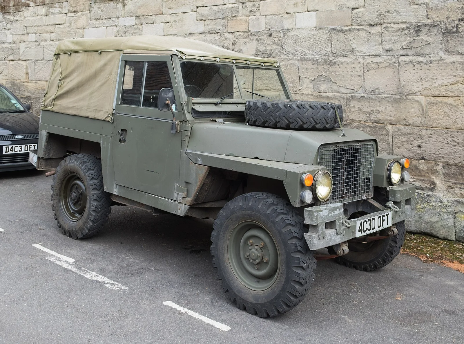 1979 年 Series III Lightweight：为空运而生的军用短版，展现最纯粹的“功能即形式” · 图像文件署名：DeFacto；CC BY-SA 4.0；网页缩放，原始文件保留。