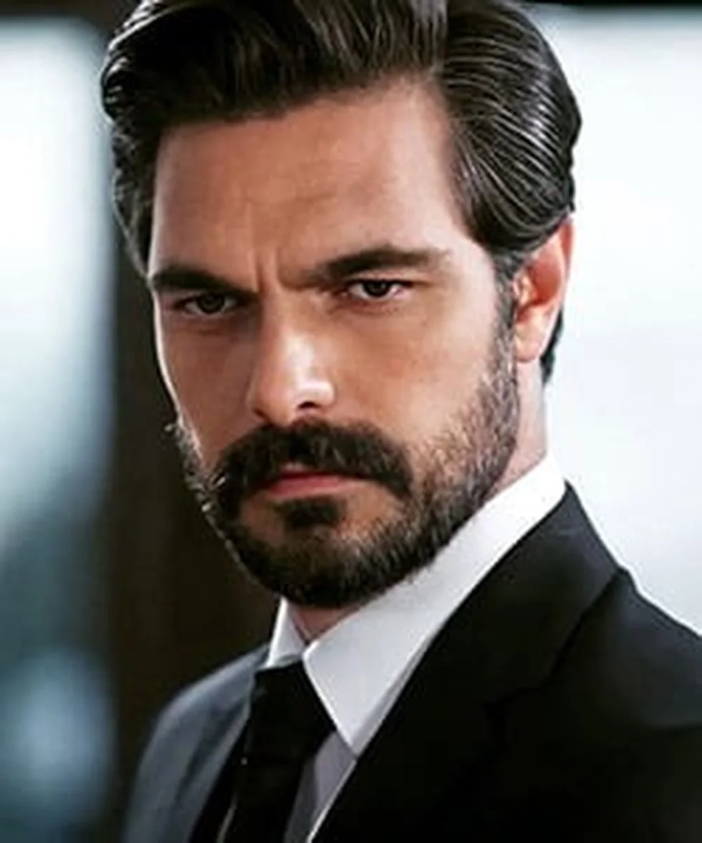 Halil İbrahim Ceyhan · Turkish Drama 上传于 Wikimedia Commons（CC BY-SA 4.0）；共享资源上可确认开放许可的该演员肖像仅此一幅，新图有限，特此说明