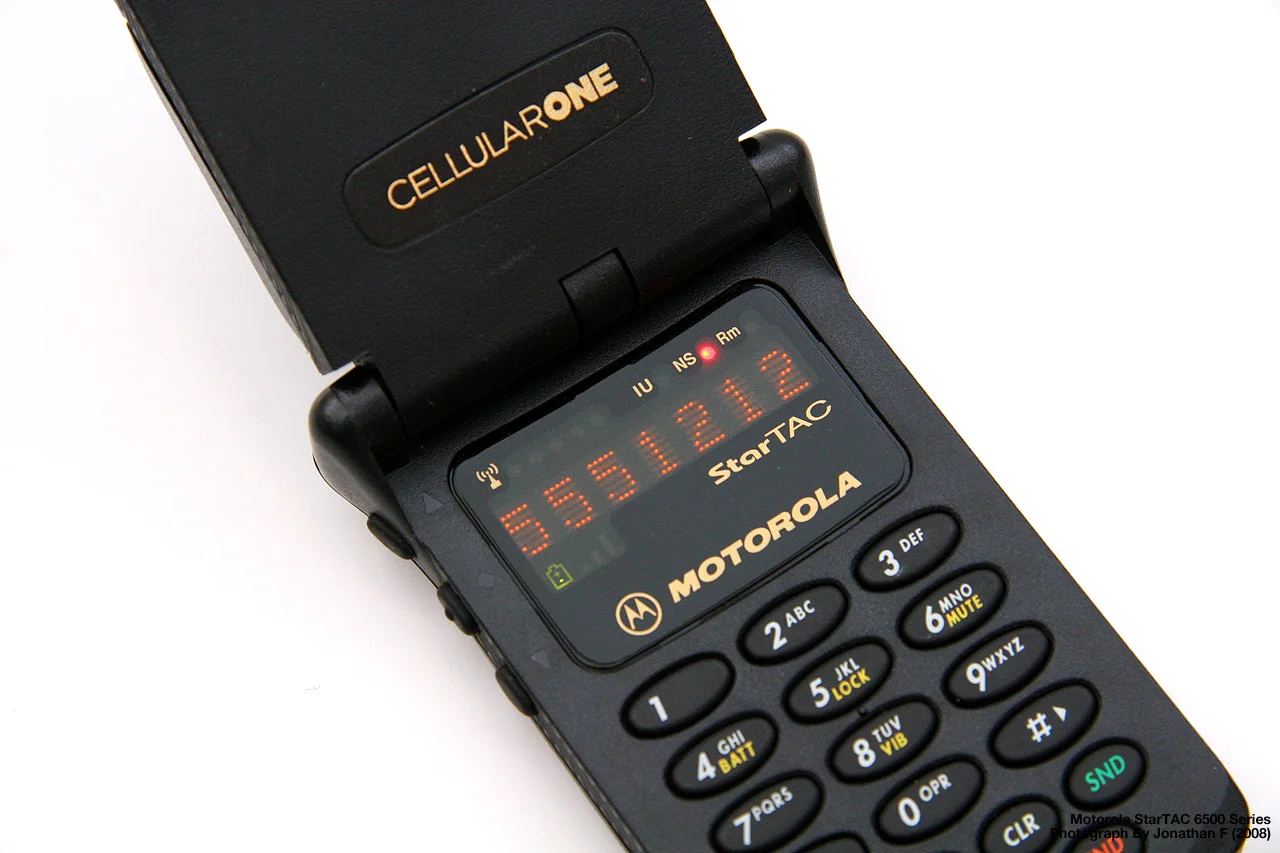 StarTAC 6500（CC BY 2.0） · 图像文件署名：rfdigitalwpg；CC BY 2.0；网页缩放，原始文件保留。