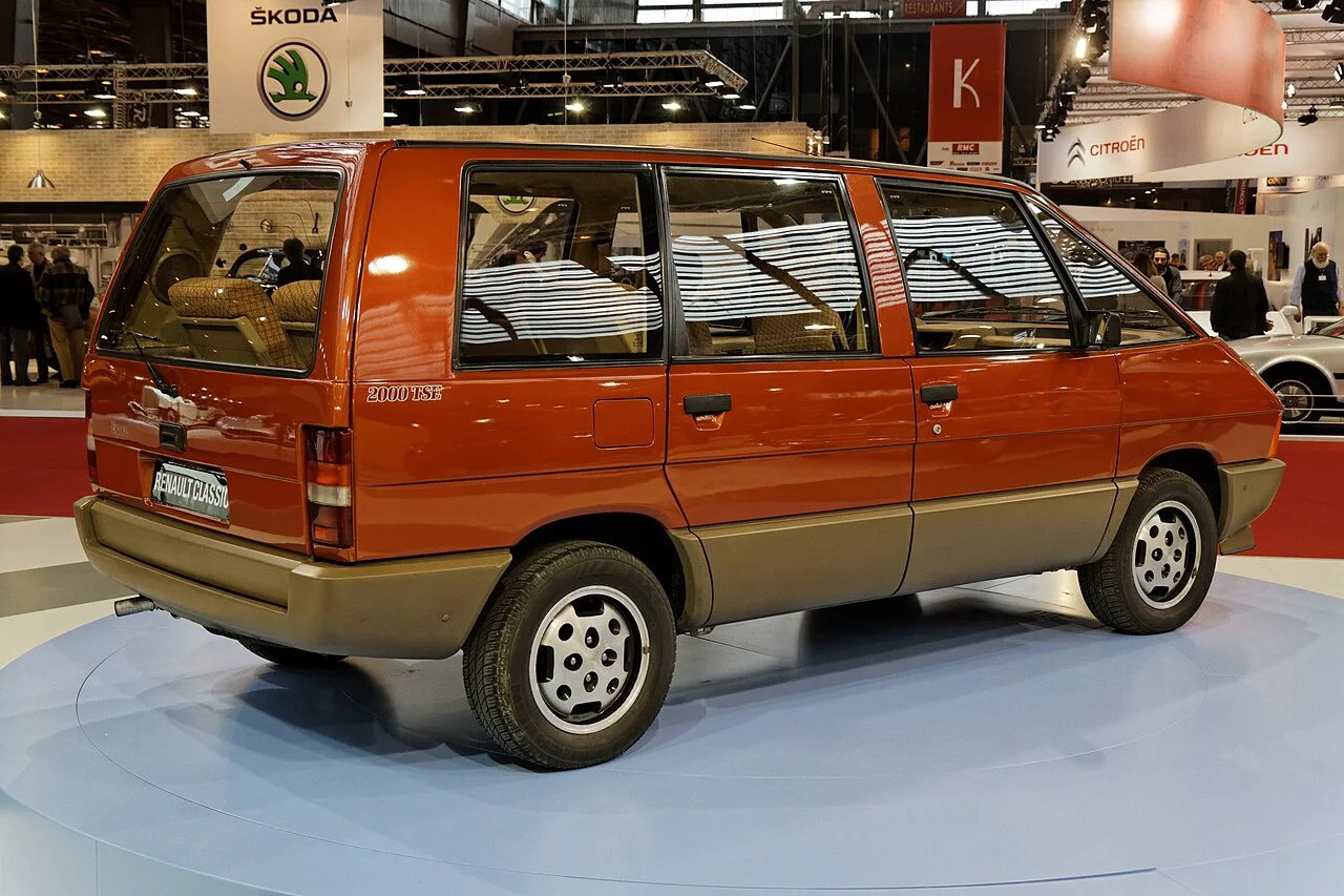1984 年 Espace I 于巴黎 Rétromobile 车展（Thesupermat 摄，2014 年）——美国与欧洲的“MPV 第一”各有所指