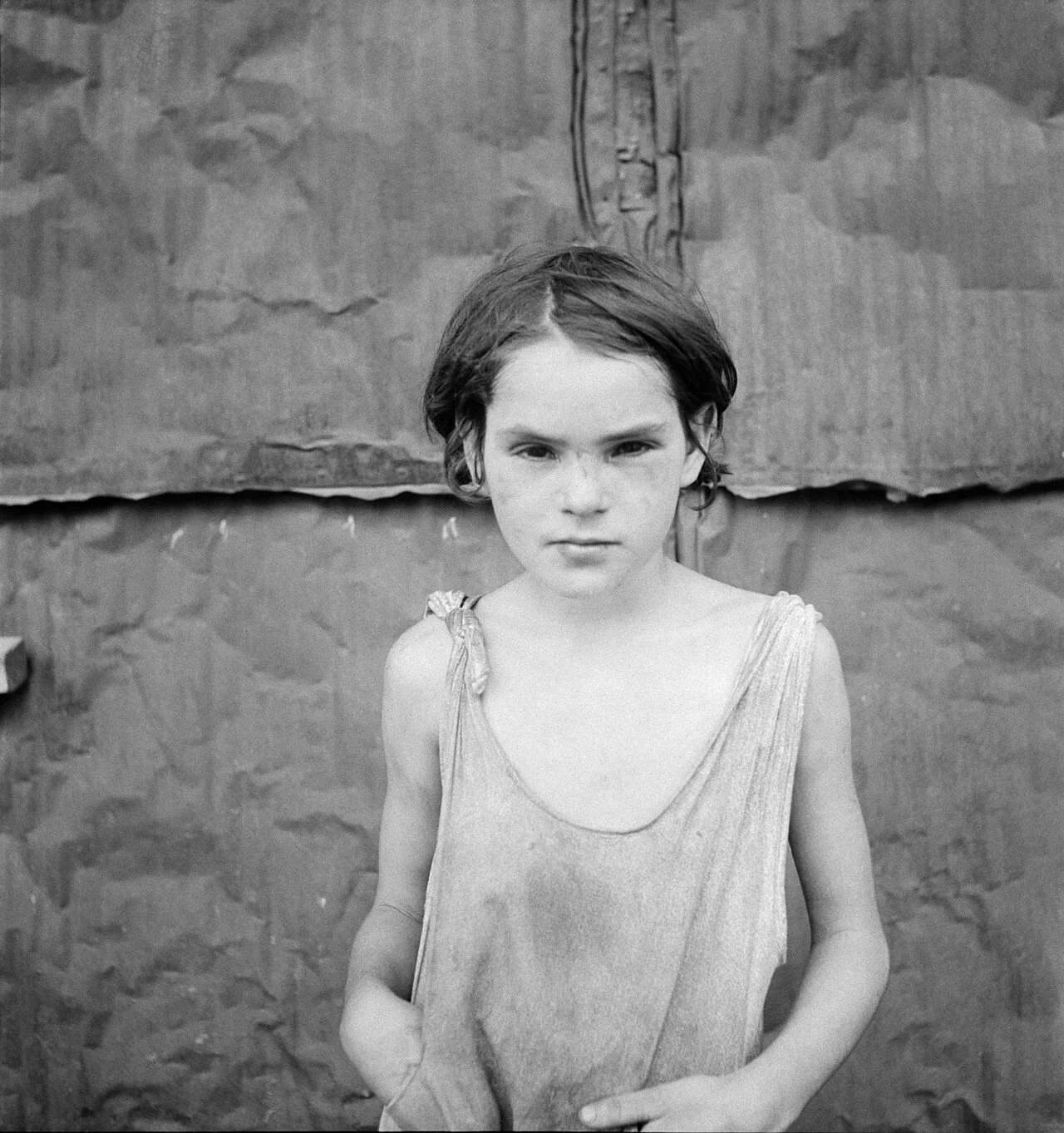 Dorothea Lange 摄，公有领域（FSA）——Child in Shack Town, 1936（注意：此为兰格 1936 年另一幅作品，非《移民母亲》本身）