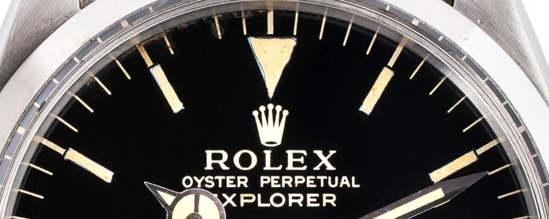 古董 Explorer gilt 盘（Ref. 5500 系）· 注意数字与条形时标构成的两个阅读层级