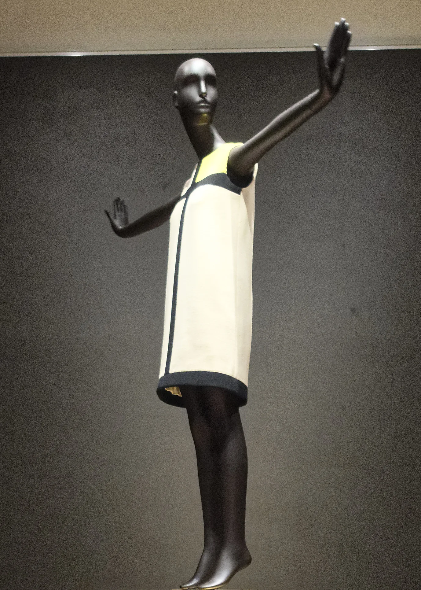 1965年蒙德里安裙(阿姆斯特丹国立博物馆展出照片,Eric de Redelijkheid摄)。裙上的黑线不是印花,而是接缝本身。 · 图像文件署名:Eric de Redelijkheid from Utrecht, Netherlands;CC BY-SA 2.0;网页缩放,原始文件保留。